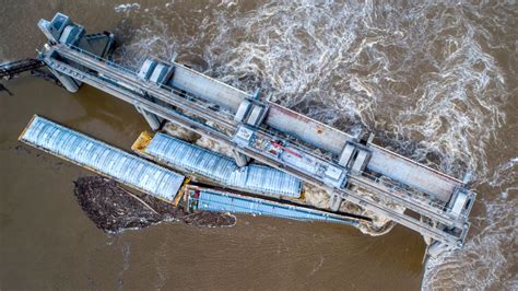 Several barges loose hit dam on Ohio River, 1 carrying methanol。